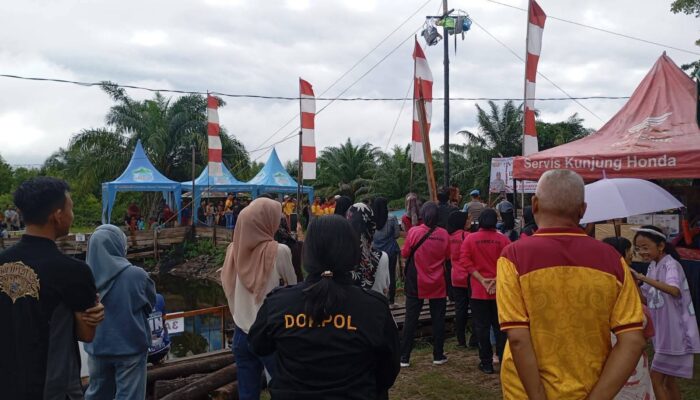Meriahkan Hari Bhayangkara ke-79, Dokkes Polresta Palangka Raya Siaga Kesehatan di Lomba Panjat Pinang