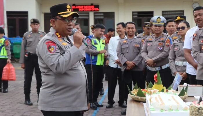 Personel Polres Tanah Karo Berikan Kejutan Ulang Tahun ke-46 untuk Kapolres