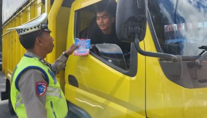Unit Kamsel Satlantas Polres Tanah Karo Sosialisasikan Ops Patuh Toba 2025, Bagikan Stiker Imbauan ke Pengendara