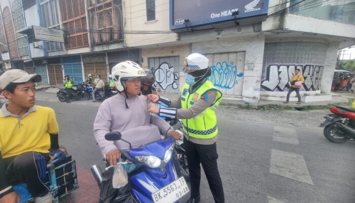 Sosialisasi Humanis, Kasatgas Preventif Ops Patuh Toba 2025 Edukasi Pengendara di Jalan