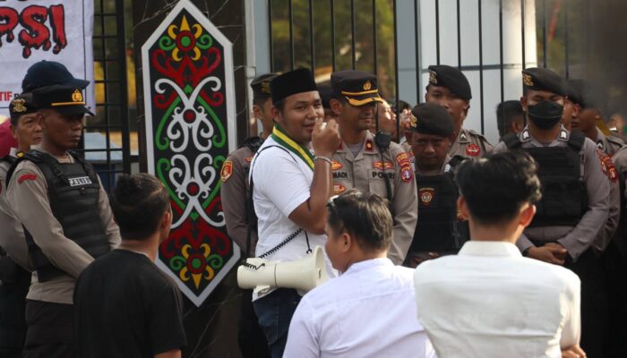 Puluhan Personel Polresta Palangka Raya Pam Aksi Damai Aliansi Gerakan Anti Korupsi dan Aksi Rakyat