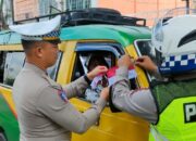 Sat Lantas Menyapa Kemerdekaan, Bagikan Bendera Merah Putih Kepada Pengguna Jalan