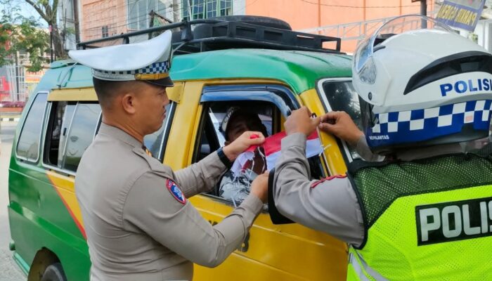 Sat Lantas Menyapa Kemerdekaan, Bagikan Bendera Merah Putih Kepada Pengguna Jalan