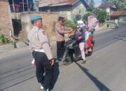 Kapolsek Tigabinanga Bagikan dan Pasang Bendera Merah Putih Sambut HUT RI ke-80