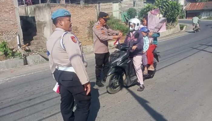 Kapolsek Tigabinanga Bagikan dan Pasang Bendera Merah Putih Sambut HUT RI ke-80