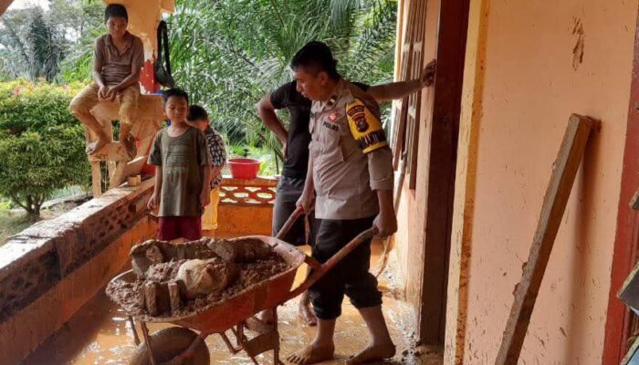 Polri Turun Tangan Bersihkan Masjid Terdampak Longsor di Tapanuli Tengah