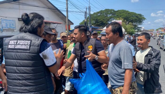 Jumat Berkah, Polres Labuhanbatu Bagikan 100 Nasi Kotak Untuk Masyarakat