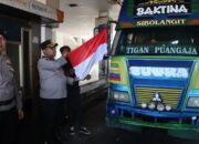 Kapolres Tanah Karo Bagikan Bendera Merah Putih di Terminal Kabanjahe