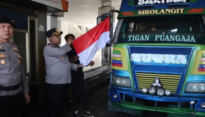 Kapolres Tanah Karo Bagikan Bendera Merah Putih di Terminal Kabanjahe