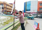 Polsek Berastagi dan Forkopimca Bagikan Bendera Merah Putih Sambut HUT RI ke-80