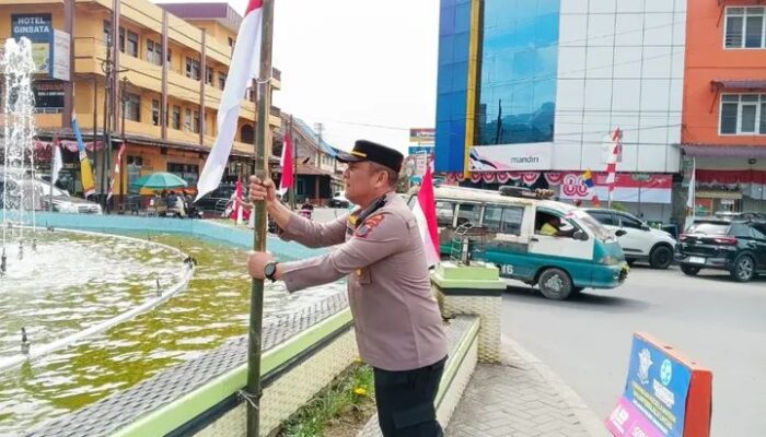 Polsek Berastagi dan Forkopimca Bagikan Bendera Merah Putih Sambut HUT RI ke-80