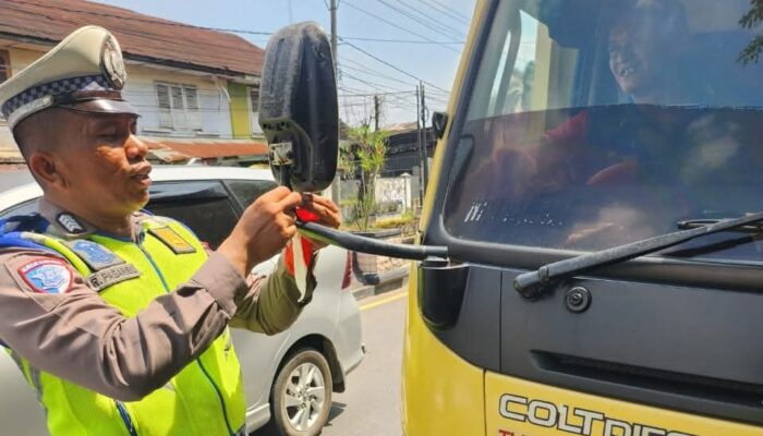 Sat Lantas Polres Tebing Tinggi Ajak Warga Pengguna Jalan Pasang Bendera Merah Putih