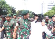 Massa Peluk dan Salami Prajurit Kostrad Ditengah Demo
