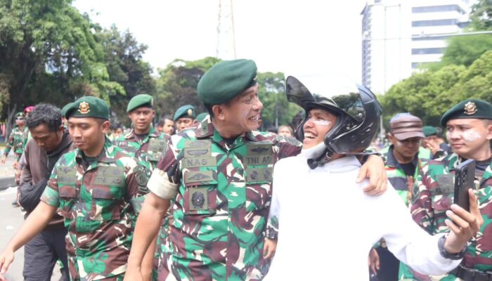 Massa Peluk dan Salami Prajurit Kostrad Ditengah Demo