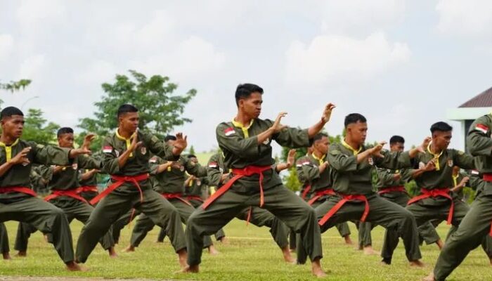 Pangdivif 3 Kostrad Saksikan Demonstrasi Peserta pada Penutupan Latihan Kadertih Pencak Silat Militer