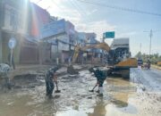 Prajurit Batalyon Yonzipur 10 Kostrad Bersihkan Sisa Material Pasca-Bencana Banjir Bandang Aceh Tamiang