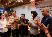 Silaturahmi Kapolres Tebing Tinggi dengan Wartawan Diwarnai Pemberian Kue Hari Pers Nasional
