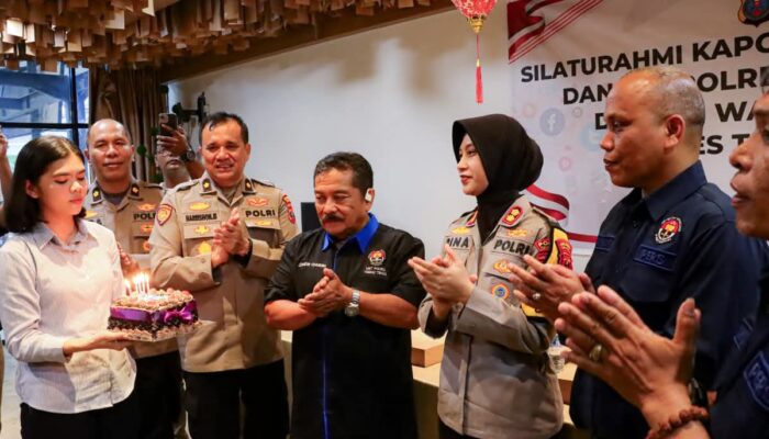 Silaturahmi Kapolres Tebing Tinggi dengan Wartawan Diwarnai Pemberian Kue Hari Pers Nasional