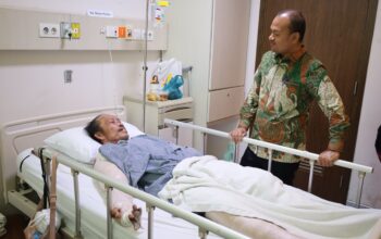 Wali Kota Tanjungbalai Jenguk Dua Pekerja DLH yang Masih Dirawat di Medan